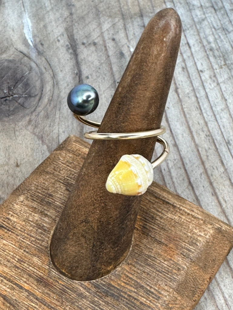 Tahitian Tide Twist Adjustable Ring: Tahitian Pearl and Hand Foraged Shell