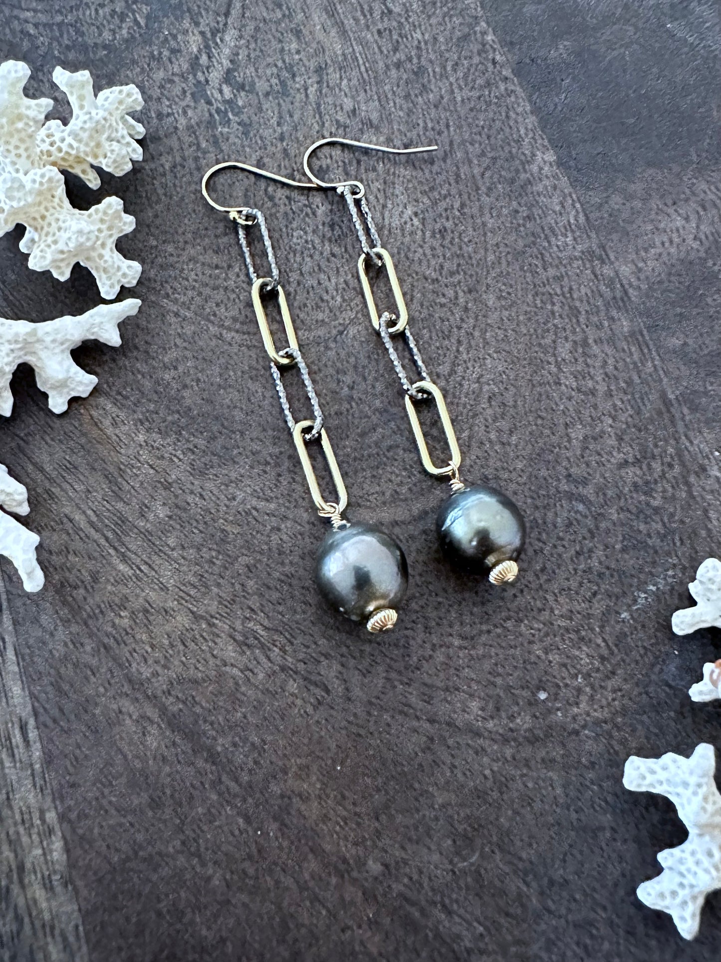 Ocean Alchemy: Radiant Italian Silver and Gold Paperclip Chain Earrings with Tahitian Pearl