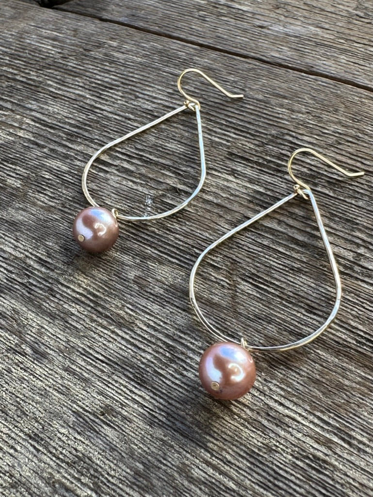 Blushing Shores: Teardrop Edison Pearl Earrings