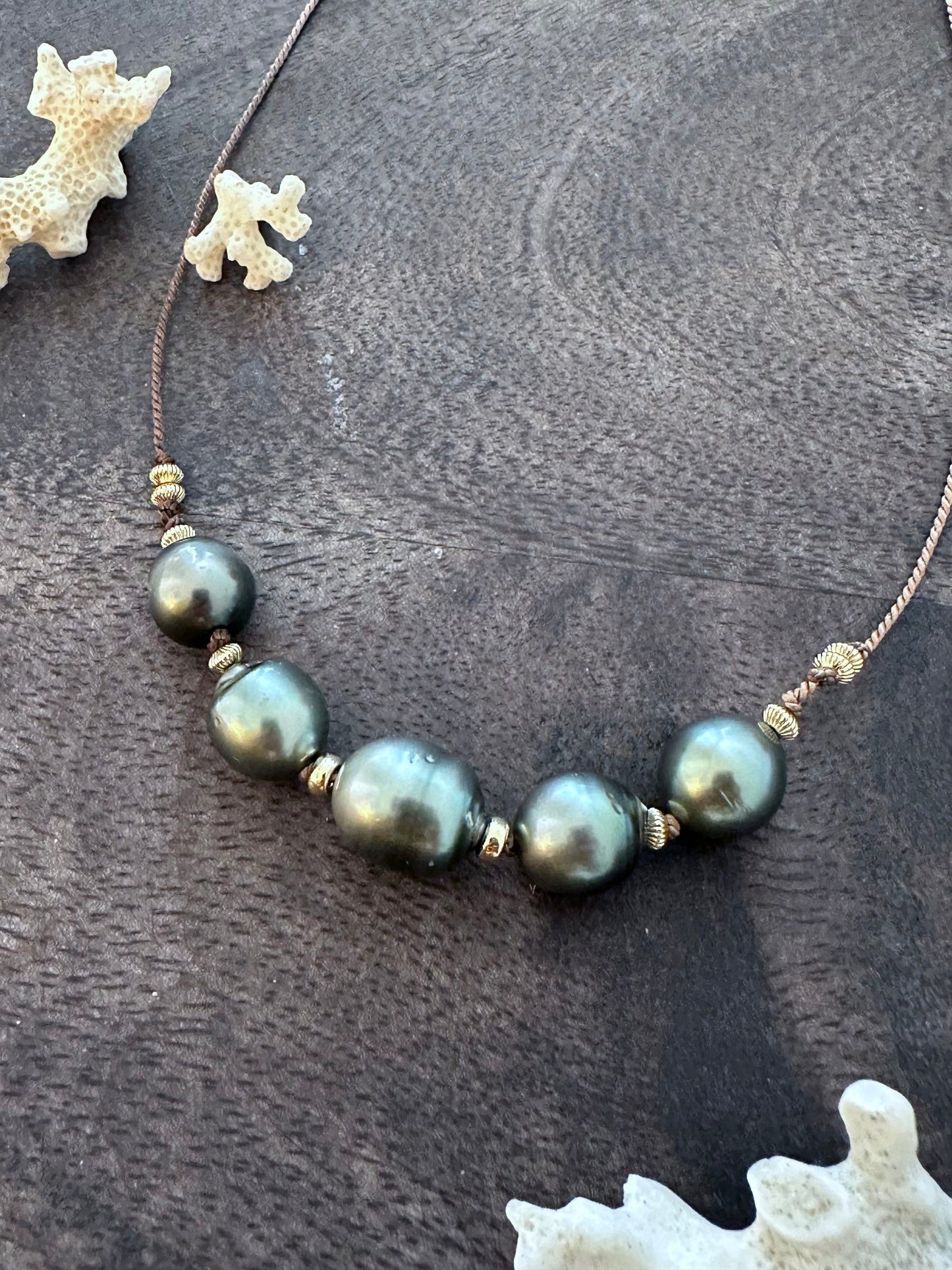 Oceanic Opulence : 5 Tahtian Pearl Necklace on Silk